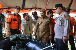 Pj Wali Kota Pekanbaru Periksa Peralatan dan Kesiapan Pasukan Siaga Bencana Hidrometeorologi