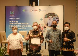 Pj Bupati Kampar Terima Penghargaan Pencapaian Cakupan Vaksinasi Covid-19