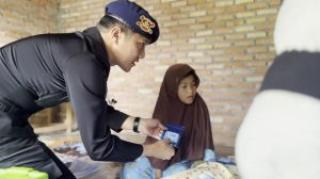 Brimob Bantu Guru Honor di Pekanbaru yang Kesulitan Biayai Pengobatan Anak