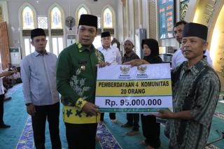 Pj Wako Pekanbaru Serahkan Secara Simbolis Penyaluran Zakat Bulan November 2022
