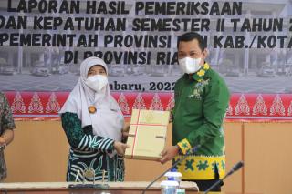 Pj Walikota Pekanbaru Terima LHP Pengelolaan Pajak Daerah Semester II dari BPK