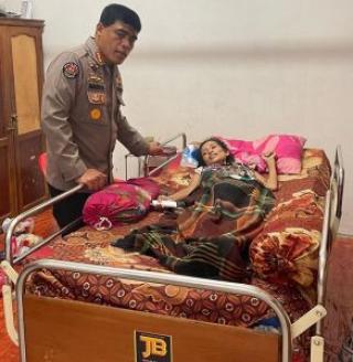 Polda Riau Peduli, Bangkitkan Semangat Fitriani Penderita Tumor Perut Menahun