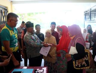 Sekda Kampar Serahkan BLT BBM, Sembako dan PKH ke Masyarakat Bangkinang Kota