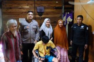 Fikri Alami Autis dan Lumpuh dapat Bantuan Kursi Roda