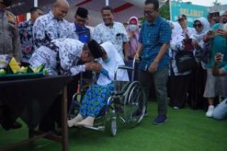 Begini Harunya Momen Gubernur Syamsuar bertemu dengan Gurunya ketika SMP Thai Cong Bagansiapiapi