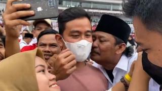 Nekat Cium Pipi Anak Jokowi, Bapak-bapak Berkumis Ditegur Paspampres