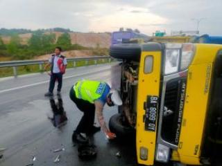 Brakkk! Ditabrak Terios, Truk Terbalik di Tol Pekanbaru-DumaiÂ 