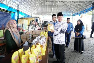 Bupati Tinjau Operasi Pasar yang Digelar Disdagtri Inhil
