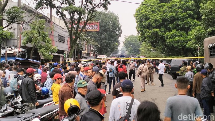 Duarrr! Diduga Bom Bunuh Diri Meledak di Polsek Astana Anyar