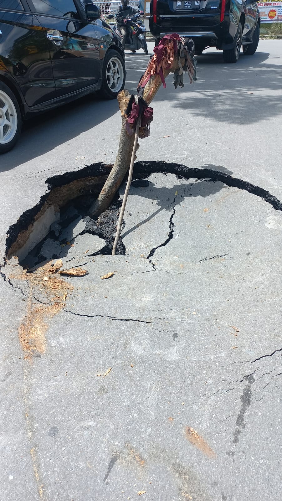 Waspada! Jalan Semangka Sukajadi Amblas, Diduga Hasil Pengerjaan Proyek IPAL
