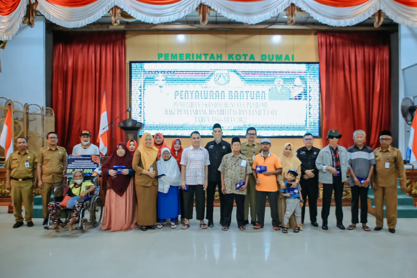 300 Orang Penyandang Disabilitas dan Lansia Terima Bantuan Pemko Dumai