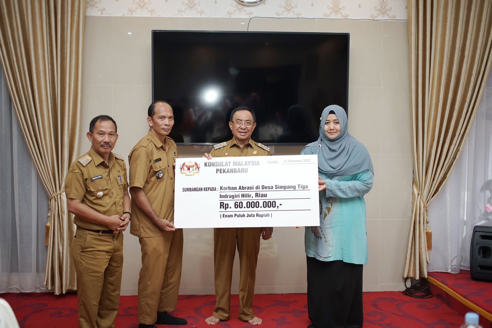Bupati Terima Bantuan dari Konsulat Malaysia untuk Korban Longsor di Kecamatan Enok