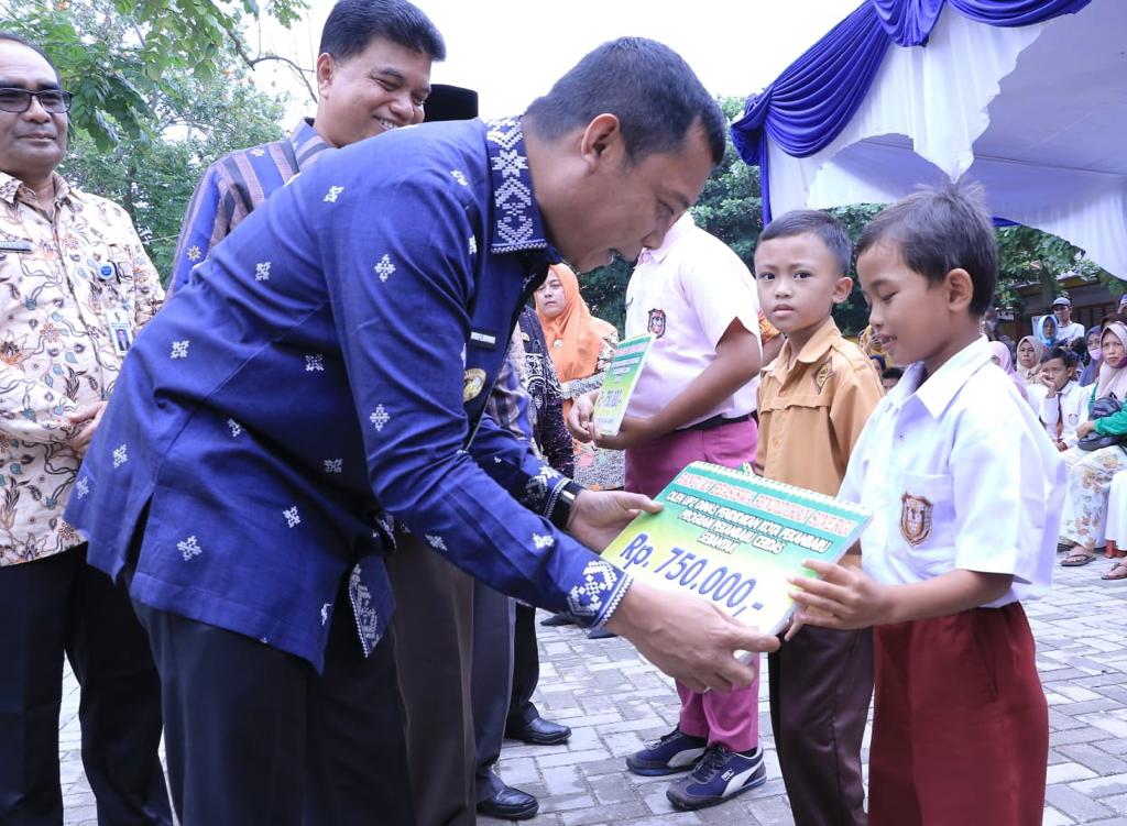 Pj Wako Salurkan Zakat Profesi Guru dan ASN Disdik kepada 2.229 Pelajar Kurang Mampu