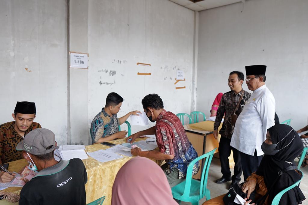 Bupati Wardan Lihat Langsung Proses Pembagian BLT ke Masyarakat Inhil