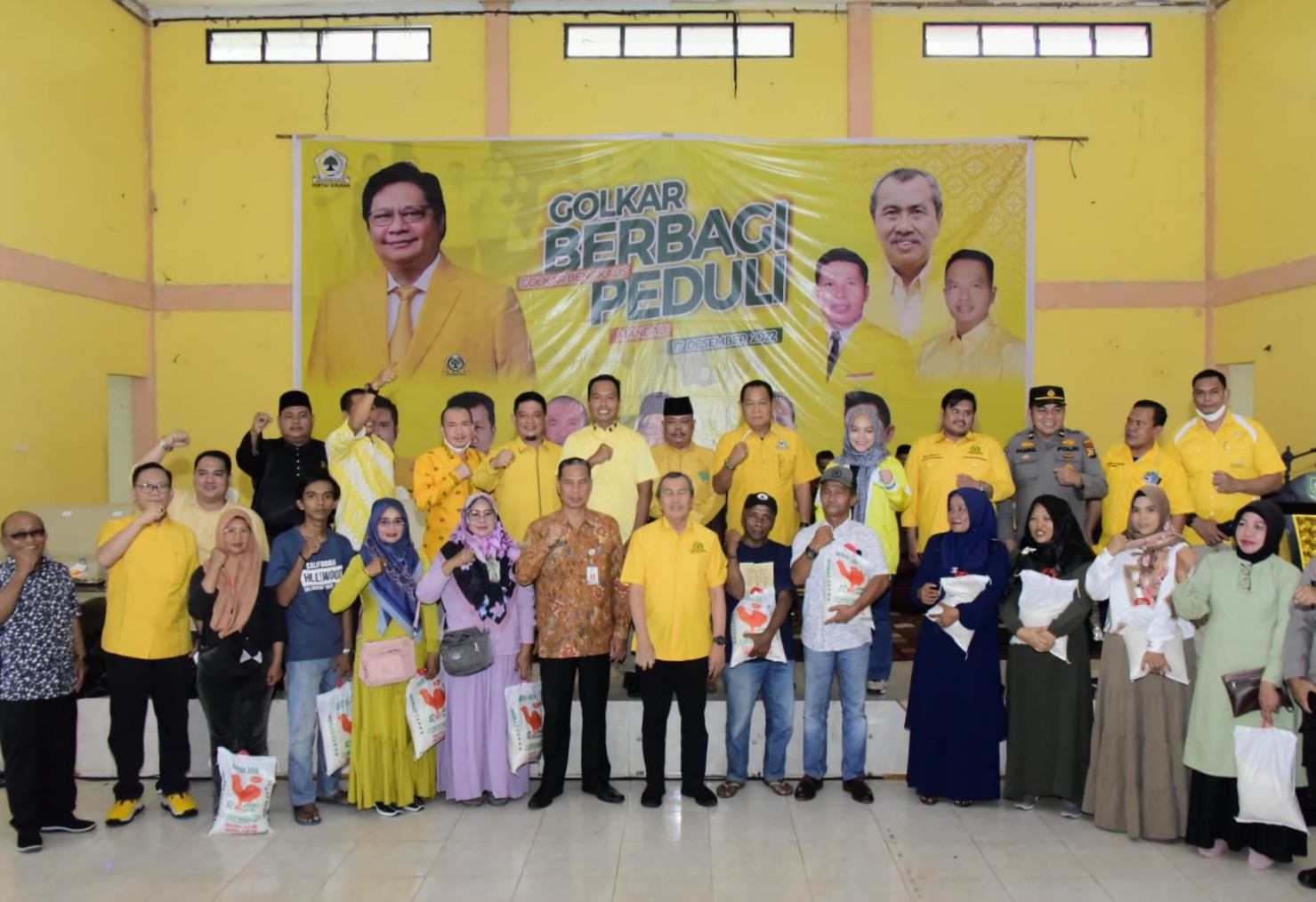 Fraksi Golkar Bengkalis Bagikan 500 Paket Sembako di Mandau