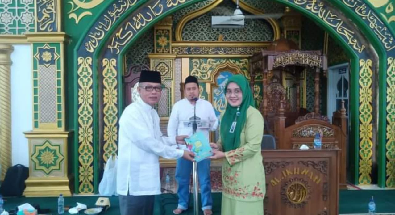 Pemcam Marpoyan Damai Serahkan Alquran ke Masjid Paripurna