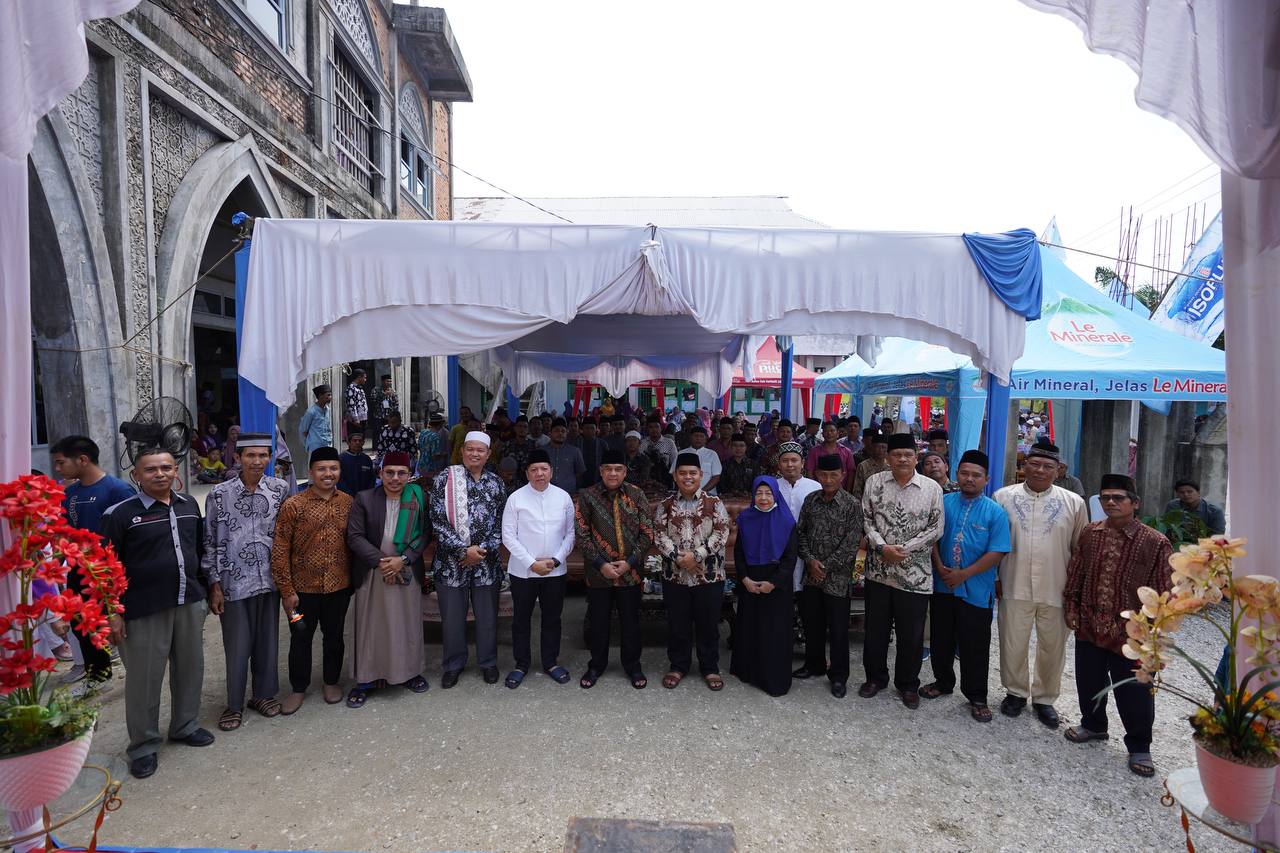 Wagubri Hadiri Tasyakuran Naik Kubah Masjid Alia
