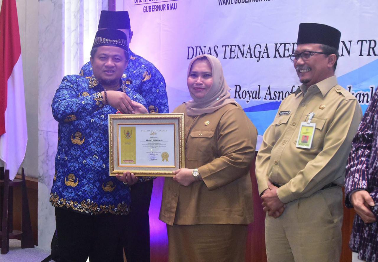 Bupati Kasmarni Raih Penghargaan Anugerah Siddhakarya 2022