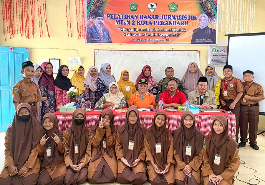 Pelatihan Dasar Jurnalistik Berakhir, Fitrisma Rais Targetkan MTsN 2 Kota Pekanbaru Terbitkan 4 Buku