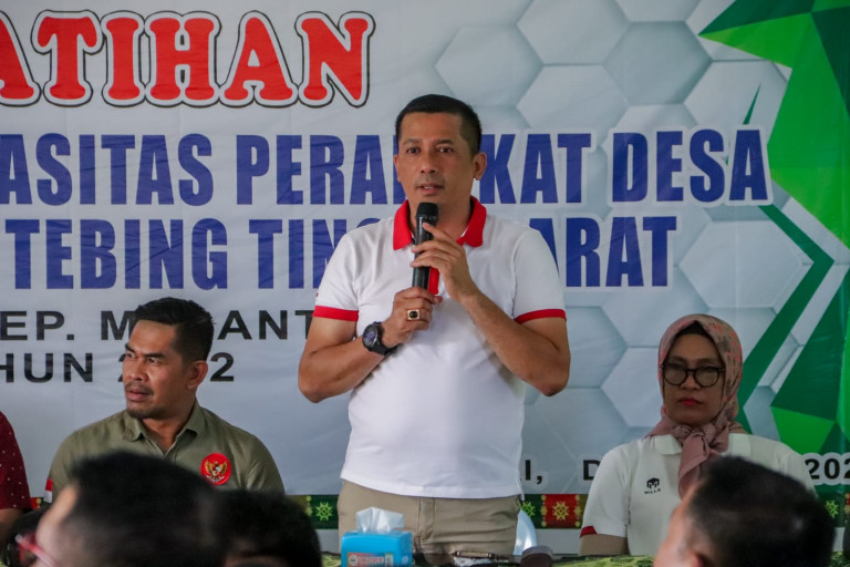 Bupati H.M Adil Serah 200 Paket Sembako untuk Warga terdampak Banjir Rob