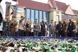 Bersama Forkopimda, Gubri Musnahkan Barang Bukti Miras, Ganja dan Knalpot Bronk