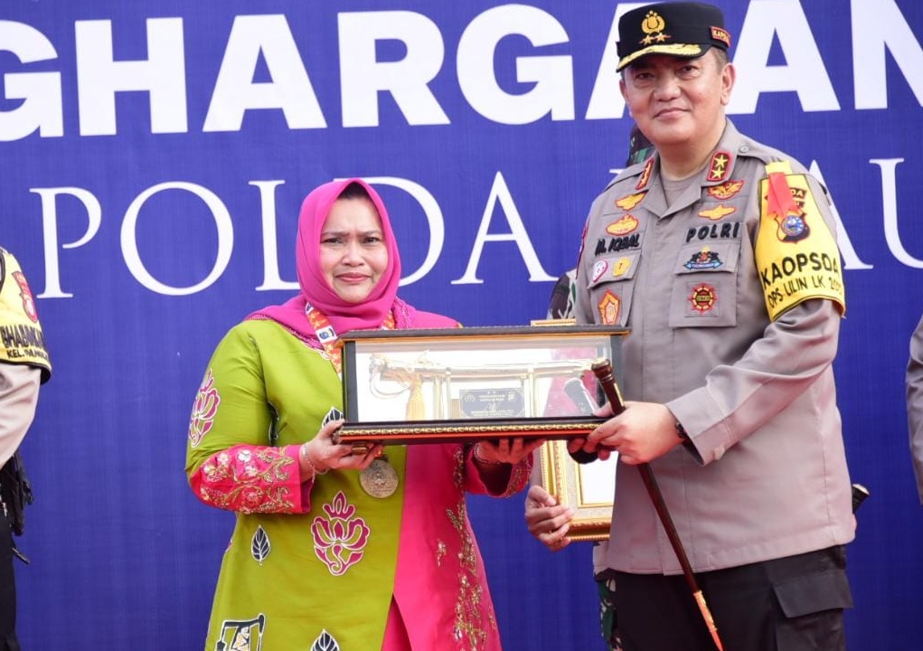 Kepala Daerah Terbaik se-Riau, Bupati Kasmarni Terima Penghargaan dari Kapolda Riau