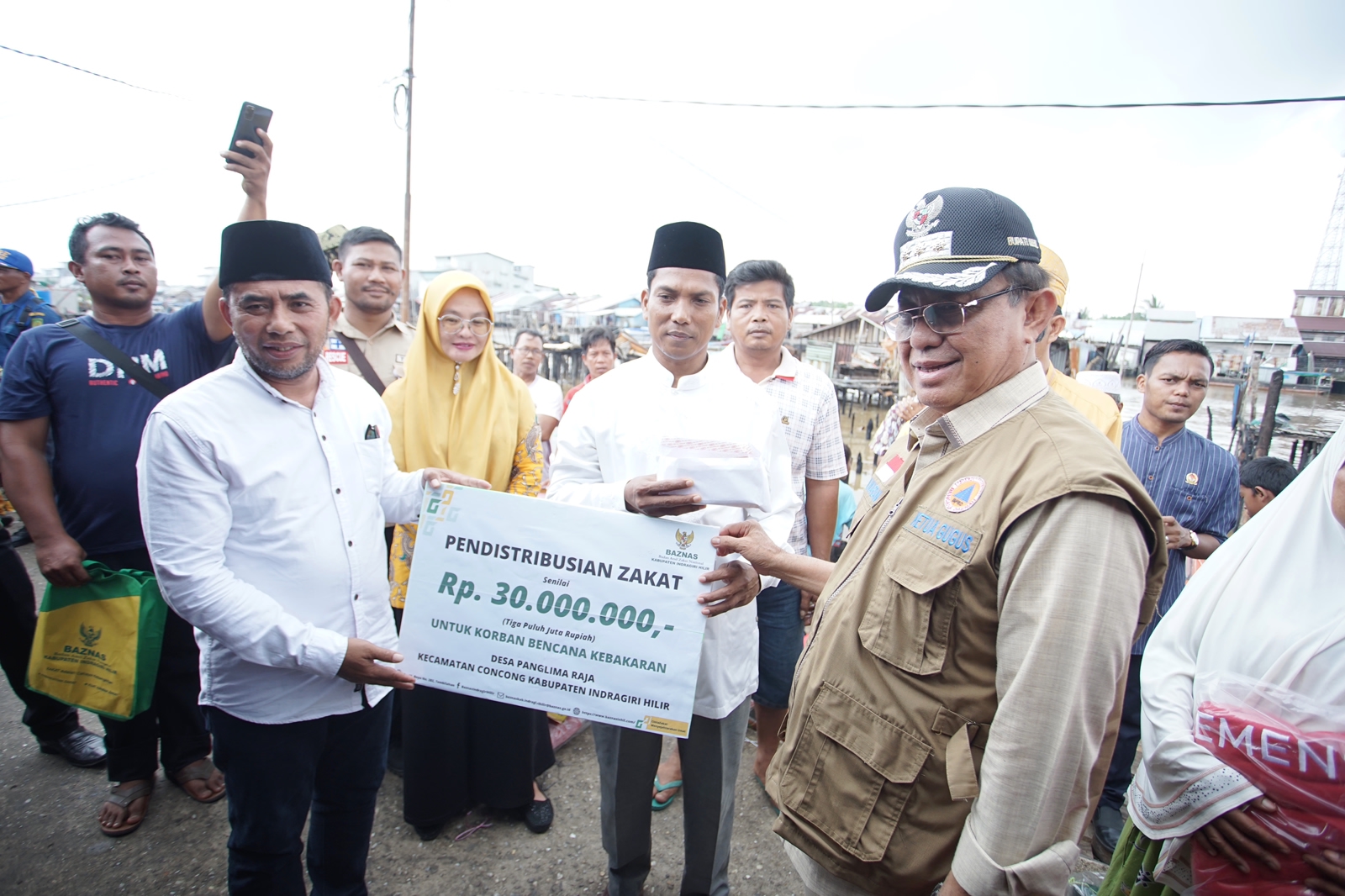Bupati Serahkan Bantuan untuk Korban Kebakaran di Desa Panglima Raja
