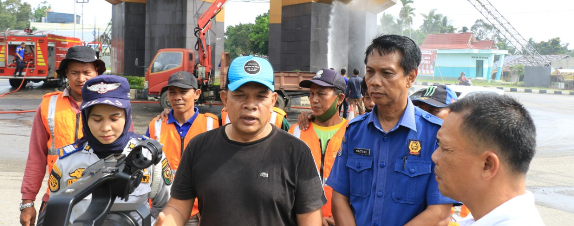 Sambut Tahun Baru 2023, DLH Kuansing Bersihkan Taman Kota dan Tugu Carano
