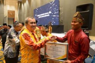 Gubernur Riau Syamsuar Beri Penghargaan untuk Desa Berprestasi