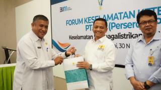 PLN Minta Warga Dumai Tak Main Layangan dan Pasang Baleho Dekat Jaringan Listrik