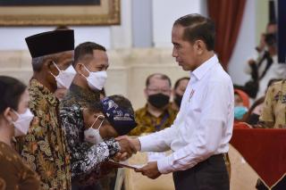 Presiden Jokowi Serahkan 1,55 Juta Sertifikat Tanah untuk Rakyat