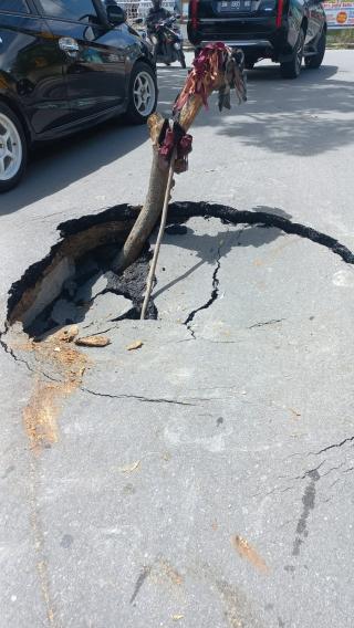 Waspada! Jalan Semangka Sukajadi Amblas, Diduga Hasil Pengerjaan Proyek IPAL