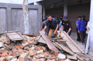 Pj Sekdako Pekanbaru Gotong RoyongÂ Bersama Masyarakat di Pasar Sail