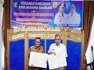 Pj Bupati Kampar Lakukan Penandatangan Kerjasama Antar Daerah dengan Bupati Tanah Datar
