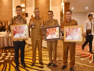 Pj Bupati Kampar Terima Penghargan Keterbukaan Informasi Publik Kategori Tertinggi dari KI Riau