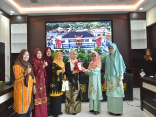 Perdalam Ilmu Bordir dan Sulaman, Dekranasda Kampar Sambangi Dekranasda Kota Bukit Tinggi