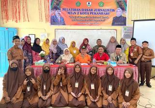 Pelatihan Dasar Jurnalistik Berakhir, Fitrisma Rais Targetkan MTsN 2 Kota Pekanbaru Terbitkan 4 Buku
