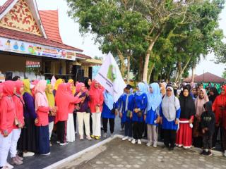 Deswita Kamsol Lepas Peserta Jalan Santai Berhadiah Sempena Hari Ibu ke 94