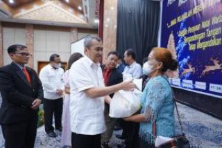 Gubri Syamsuar Salurkan 100 Paket Kasih Natal Kepada Keluarga Kurang Mampu