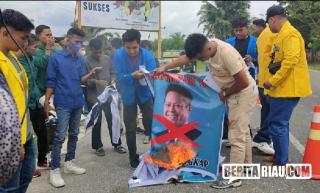 Mahasiswa Riau Bakar Spanduk Foto Taipan Anthony Salim