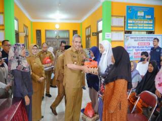 Pj Bupati Kampar Serahkan Paket Sembako Murah kepada 1.500 Orang di Bangkinang Kota
