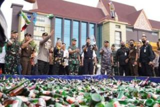 Bersama Forkopimda, Gubri Musnahkan Barang Bukti Miras, Ganja dan Knalpot Bronk