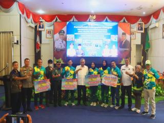 Kamsol Serahkan Bonus Sebesar Rp 1,3 Milyar untuk Atlet dan Official Porprov Riau ke-X