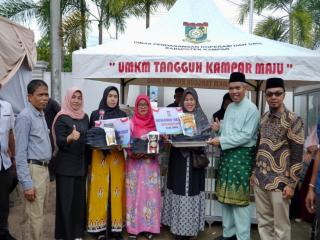 Kamsol Serahkan Bantuan Gerobak, Etalase, Peralatan Produksi dan BLT untuk Pelaku UMKM