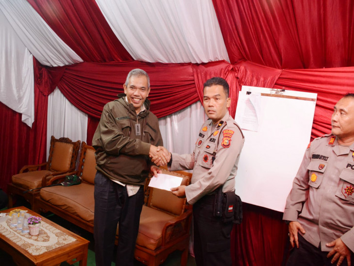 Tinjau Pos Nataru XIII Koto Kampar, Pj Bupati Kampar Berikan Bantuan Makanan Ringan dan Uang Saku
