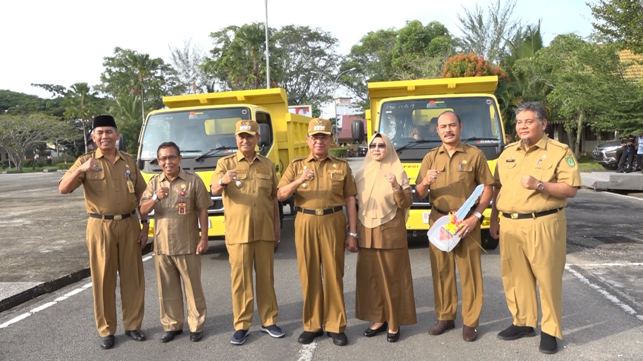 Bupati Wardan Resmikan Operasional Dua Unit Truk Sampah DLHK Inhil
