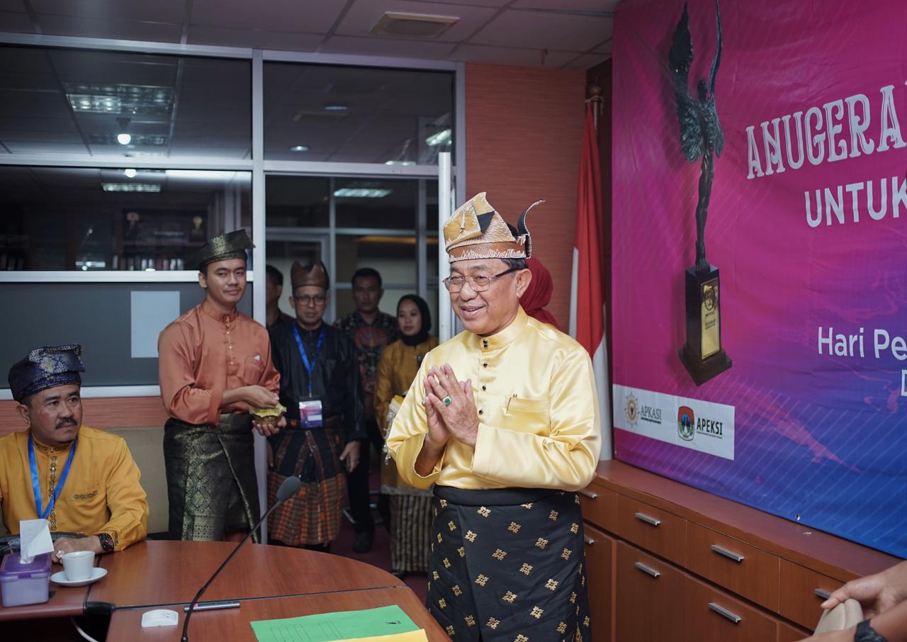 Selamat! Wardan Jadi Bupati Pertama di Riau yang Mendapatkan Pengahrgaan AK-PWI Pusat