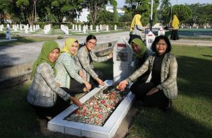 Ibu-ibu Kemenkumham Riau Ziarah di Makam Pahlawan