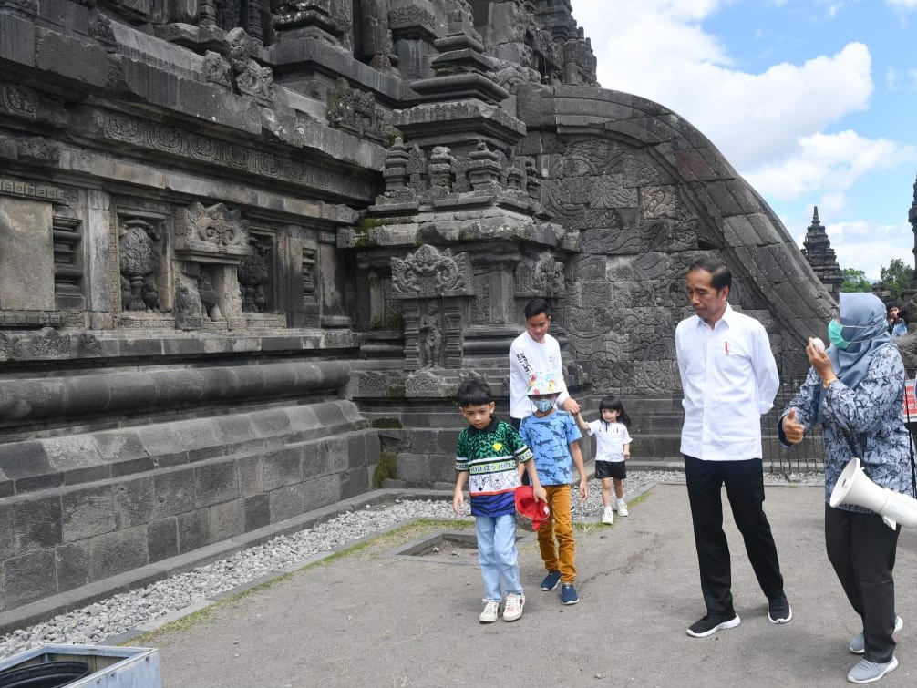 Ajak Cucu ke Candi Prambanan, Presiden Jokowi Promosikan Wisata Edukasi