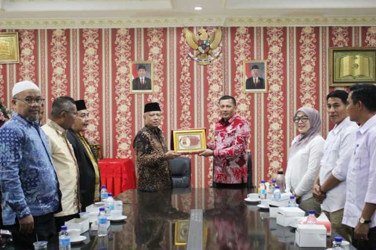 Berikan Bantuan Pendidikan, Pemkab Meranti MoU dengan UPI dan UNP